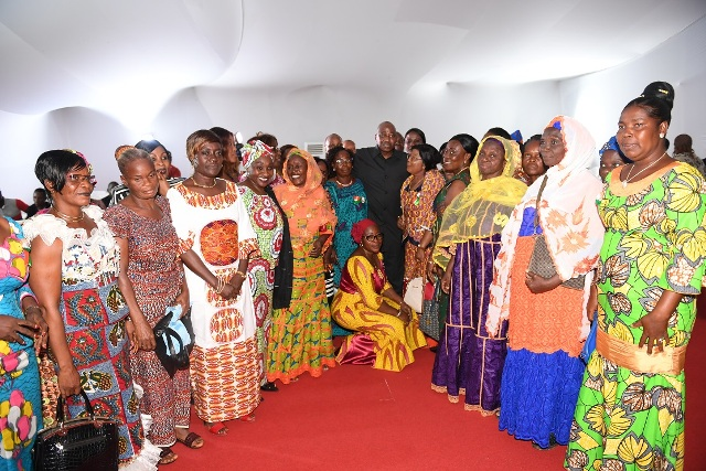 LE PREMIER MINISTRE IVOIRIEN, AMADOU GON COULIBALY, S’ENGAGE A AIDER LES FEMMES LEADERS DE GAGNOA